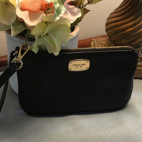 Michael Kors Handbags - MICHAEL KORS JET SET MED THREE QTR WRISTLET
